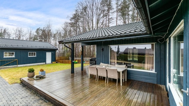Boligen er malt utvendig i senere år. Utearealene er også vesentlig påkostet, blant annet med ny terrasse og gangvei i belegningsstein.