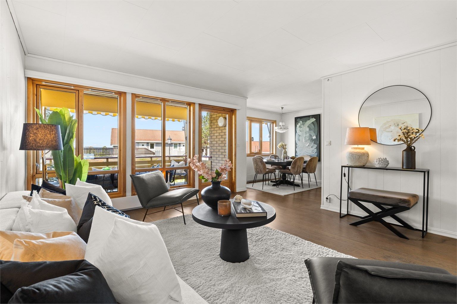 Velkommen til Lofsrudhøgda 19B - en lys og romslig selveierleilighet med stor balkong og flott utsikt mot fjorden, Holmenkollen og grønne omgivelser.