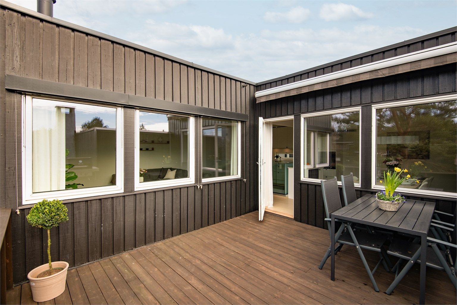 Terrassen er bygget i trekonstruksjoner og har god plass til både sittegruppe og grill.