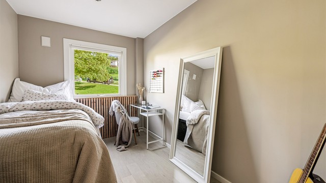 Soverom nummer to er også av god størrelse med plass til seng og løsninger for oppbevaring og dekor.