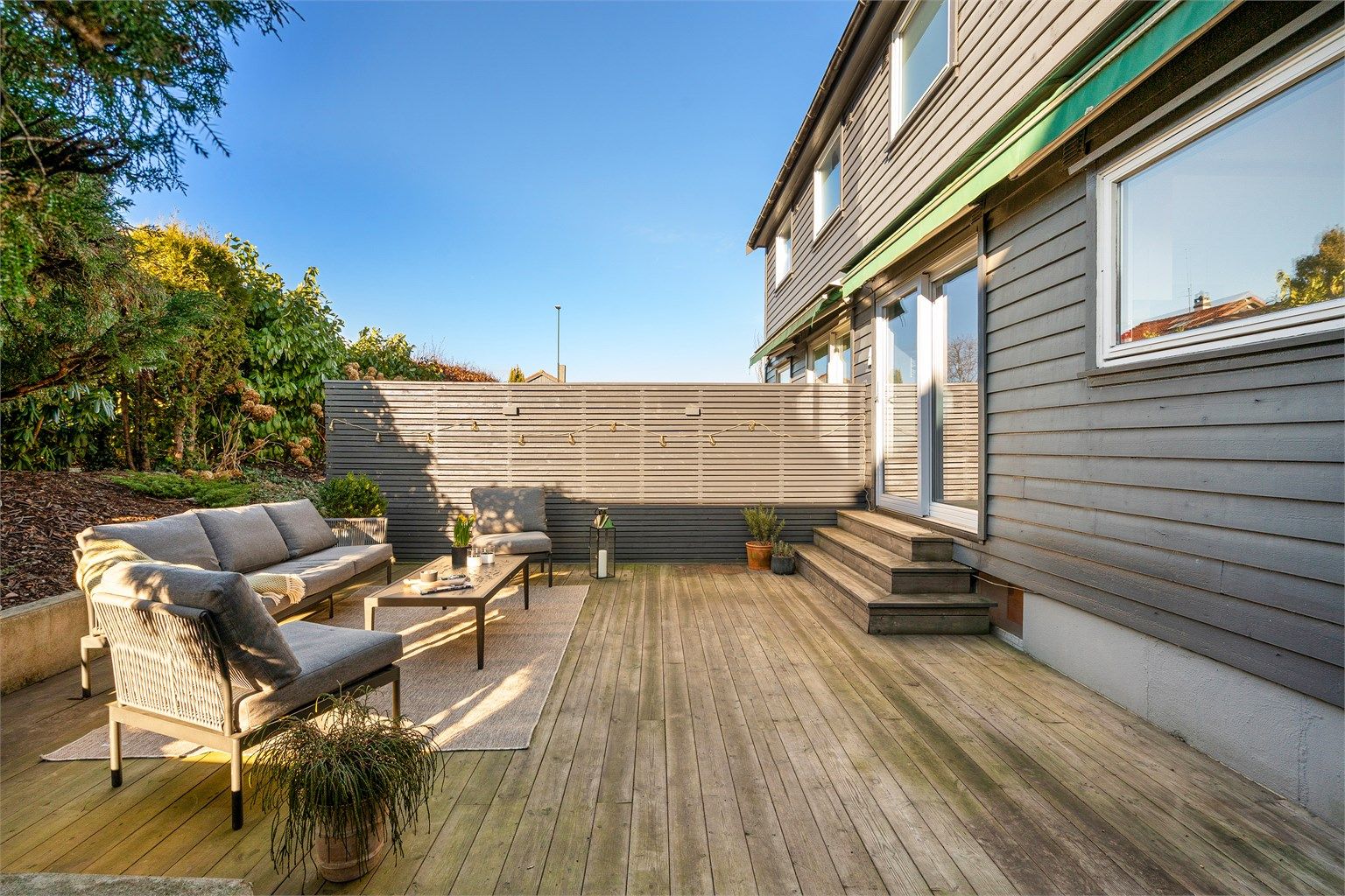 Skjermet sør-vestvendt og skjermet terrasse med gode solforhold. 