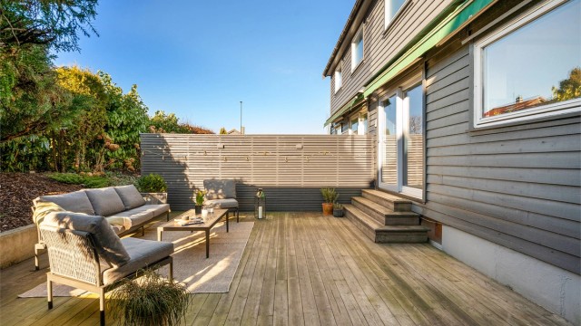 Skjermet sør-vestvendt og skjermet terrasse med gode solforhold.