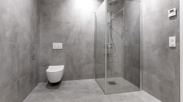 Bad i underetasjen med dusjhjørne med hånddusj og regndusj. Vegghengt toalett