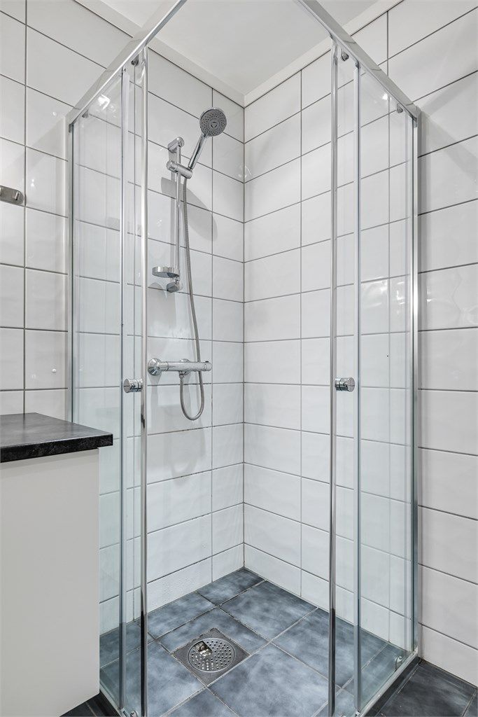 Dusjhjørne med innfellbare glassdører.