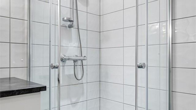 Dusjhjørne med innfellbare glassdører.
