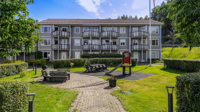 Borettslaget har pent opparbeidede fellesområder med lekeplass og sittegrupper.