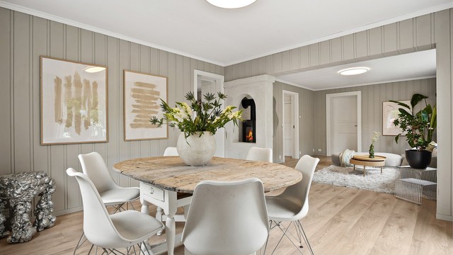 Hovedetasjen har god plass til både en romslig sofagruppe og en egen spisesone.