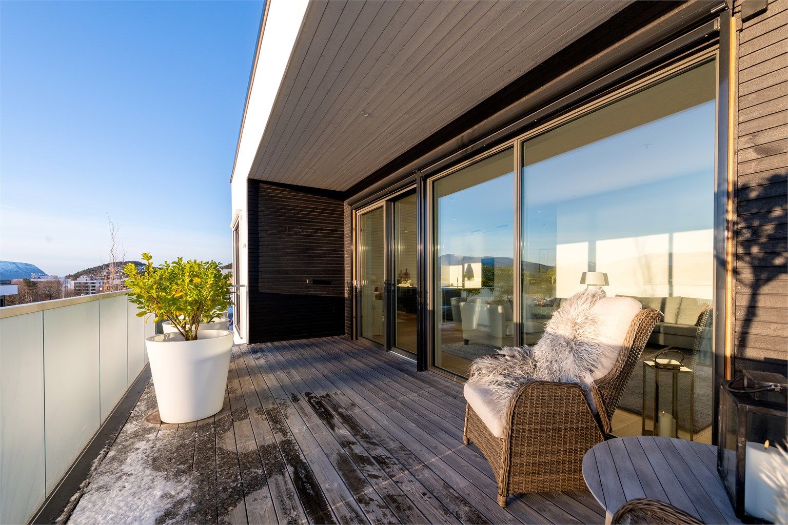 Balkongen er romslig og har god plass til flere soner og sitteplasser