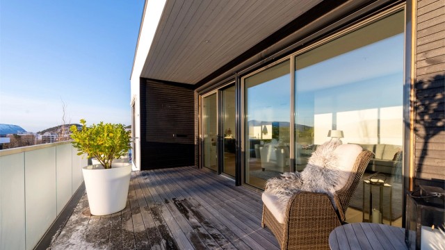 Balkongen er romslig og har god plass til flere soner og sitteplasser