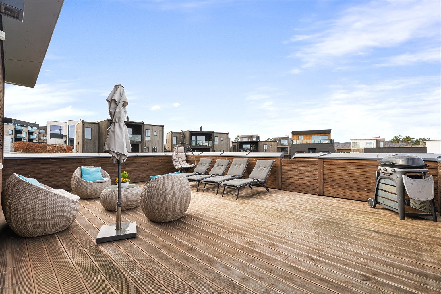 Her kan du nyte solen hele dagen – med plass til både grill, lounge og hyggelige kvelder med familie og venner