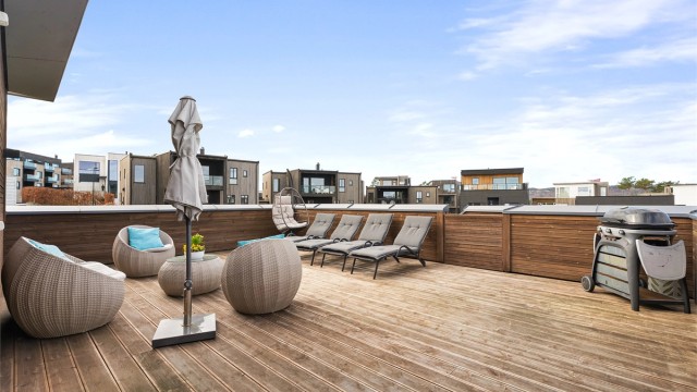 Her kan du nyte solen hele dagen – med plass til både grill, lounge og hyggelige kvelder med familie og venner