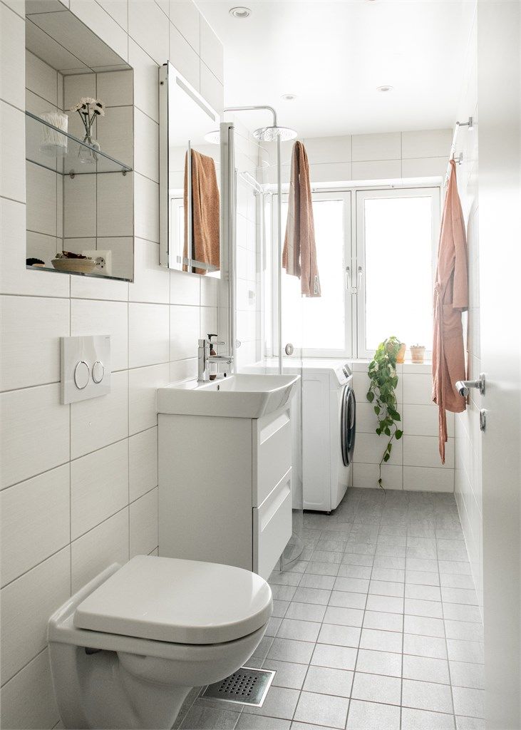 Praktisk og romslig bad. Badet er pusset opp i 2014 i regi av borettslaget. 