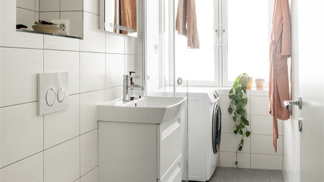 Praktisk og romslig bad. Badet er pusset opp i 2014 i regi av borettslaget.