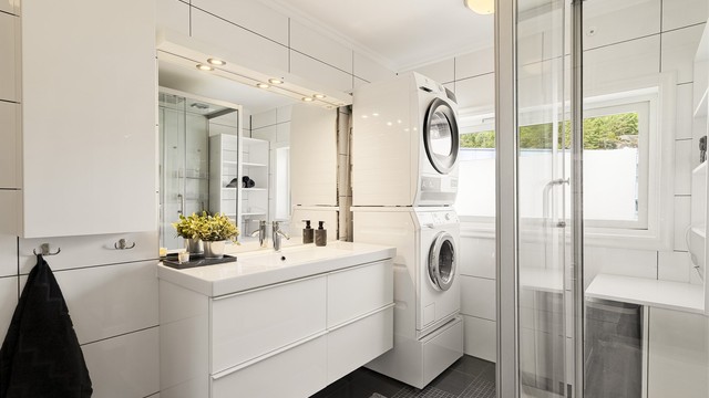 Badet er flislagt med varmekabler i gulv. Lyst og morderne