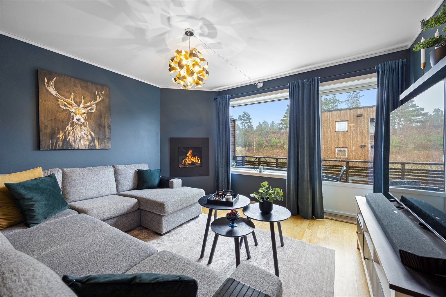 I stuen er det gasspeis og store vindusflater