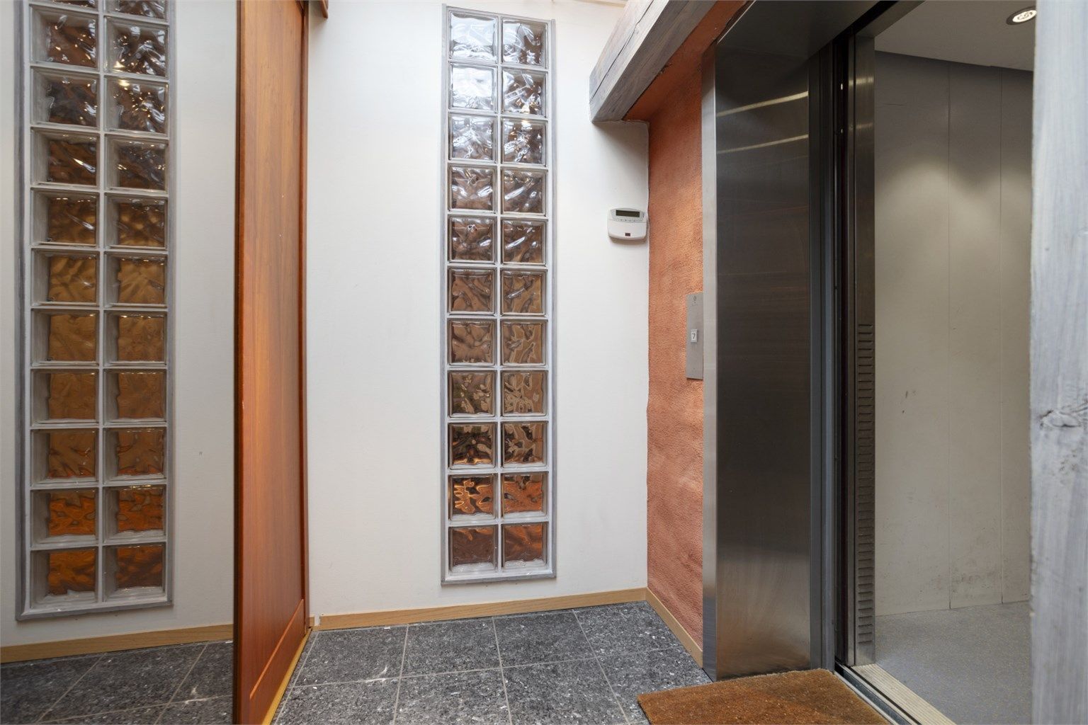 I forbindelse med inngangspartiet er det etablert en praktisk skyvedørsgarderobe. 