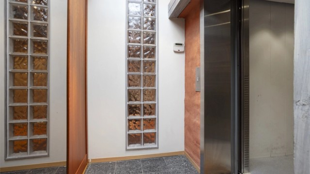 I forbindelse med inngangspartiet er det etablert en praktisk skyvedørsgarderobe.