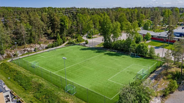 Kort vei til fotballbane ved Hellerasten ungdomsskole