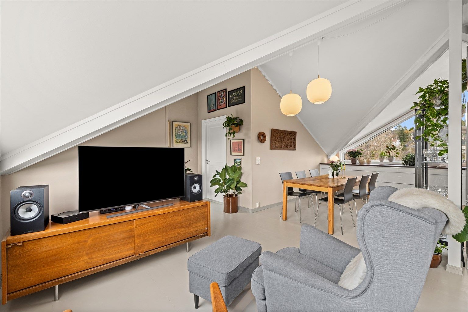 Stuen er romslig og gir fleksibilitet for ulike møbleringsløsninger.