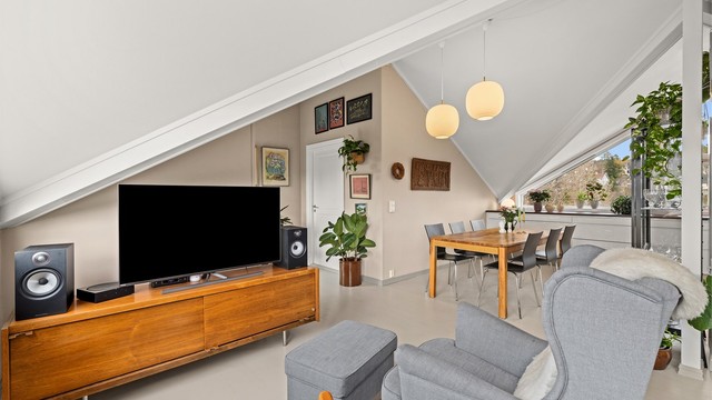 Stuen er romslig og gir fleksibilitet for ulike møbleringsløsninger.