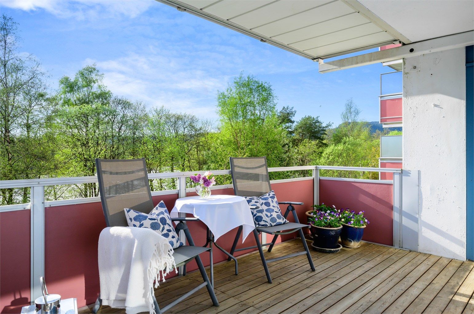 Velkommen til Ortustranden 26. Her har vi for salg en trivelig 4- roms med flott beliggenhet like ved Ortuvannet. Man går til Oasen på ca 7-8 minutter fra boligen.