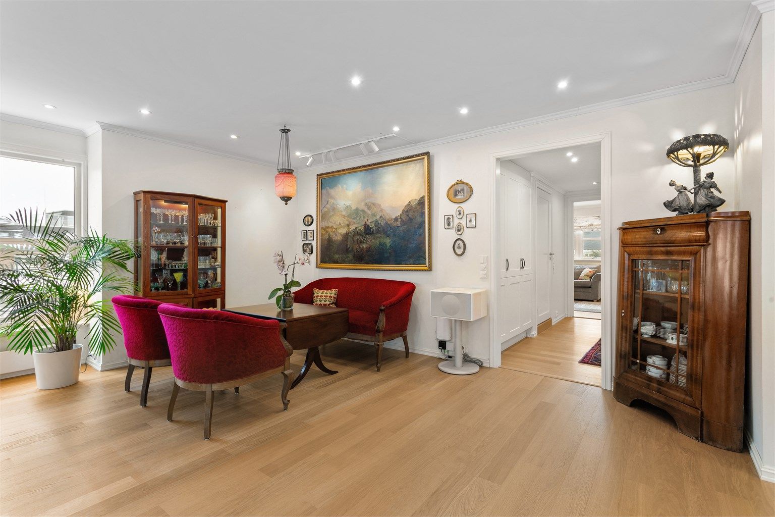 Fra stuen er det enkel tilgang til leilighetens øvrige rom, inkludert soveromsavdelingen.