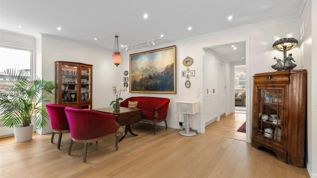 Fra stuen er det enkel tilgang til leilighetens øvrige rom, inkludert soveromsavdelingen.