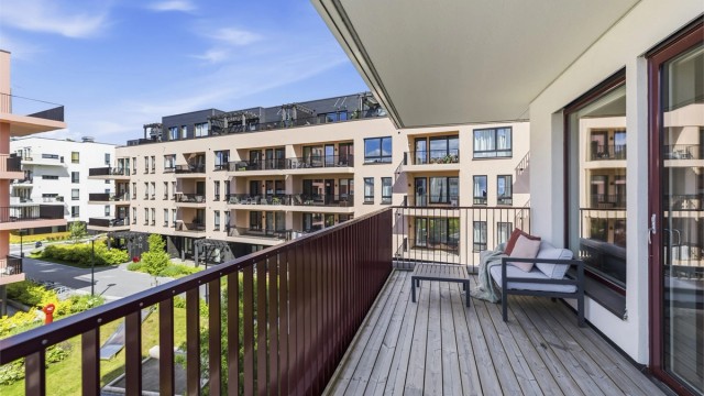 Herlig, solrik balkong på hele 12 m². Selger opplyser om sol på balkongen ca. kl. 13.00 - 21.00. Foto: MarikaFoto