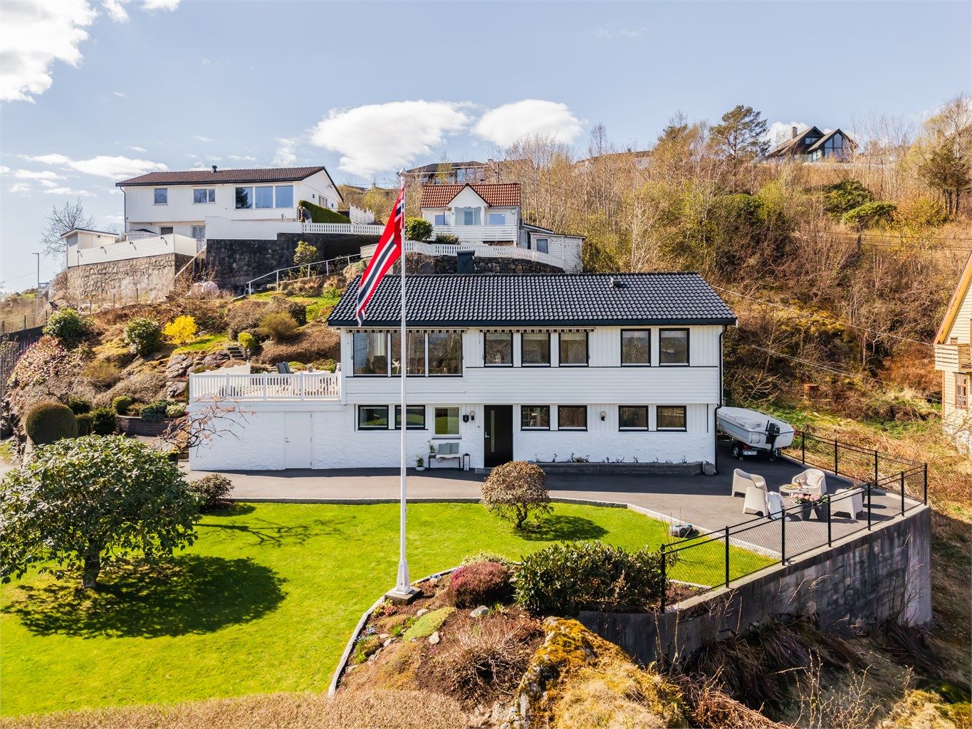 Velkommen til Klampavikvegen 29! En velholdt enebolig med sentral beliggenhet, en pent opparbeidet og barnevennlig hage med flott utsikt.