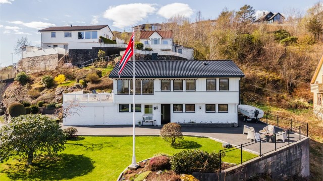 Velkommen til Klampavikvegen 29! En velholdt enebolig med sentral beliggenhet, en pent opparbeidet og barnevennlig hage med flott utsikt.