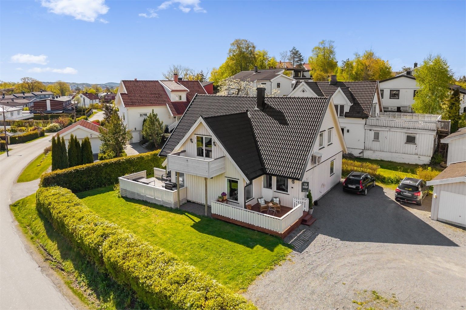 Tomten er fellesareal og er pent opparbeidet med en stor gruset gårdsplass som gir gode parkeringsmuligheter. Rundt en større del av boligen er det flott plenarealet som bidrar til et grønt og trivelig uteområde. 