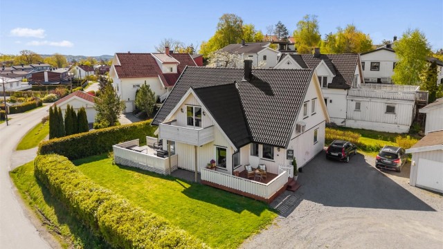 Tomten er fellesareal og er pent opparbeidet med en stor gruset gårdsplass som gir gode parkeringsmuligheter. Rundt en større del av boligen er det flott plenarealet som bidrar til et grønt og trivelig uteområde.