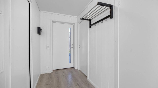 Entré med plass til yttertøy. Vannbåren varme i gulv i gang, stue/kjøkken og bad.
