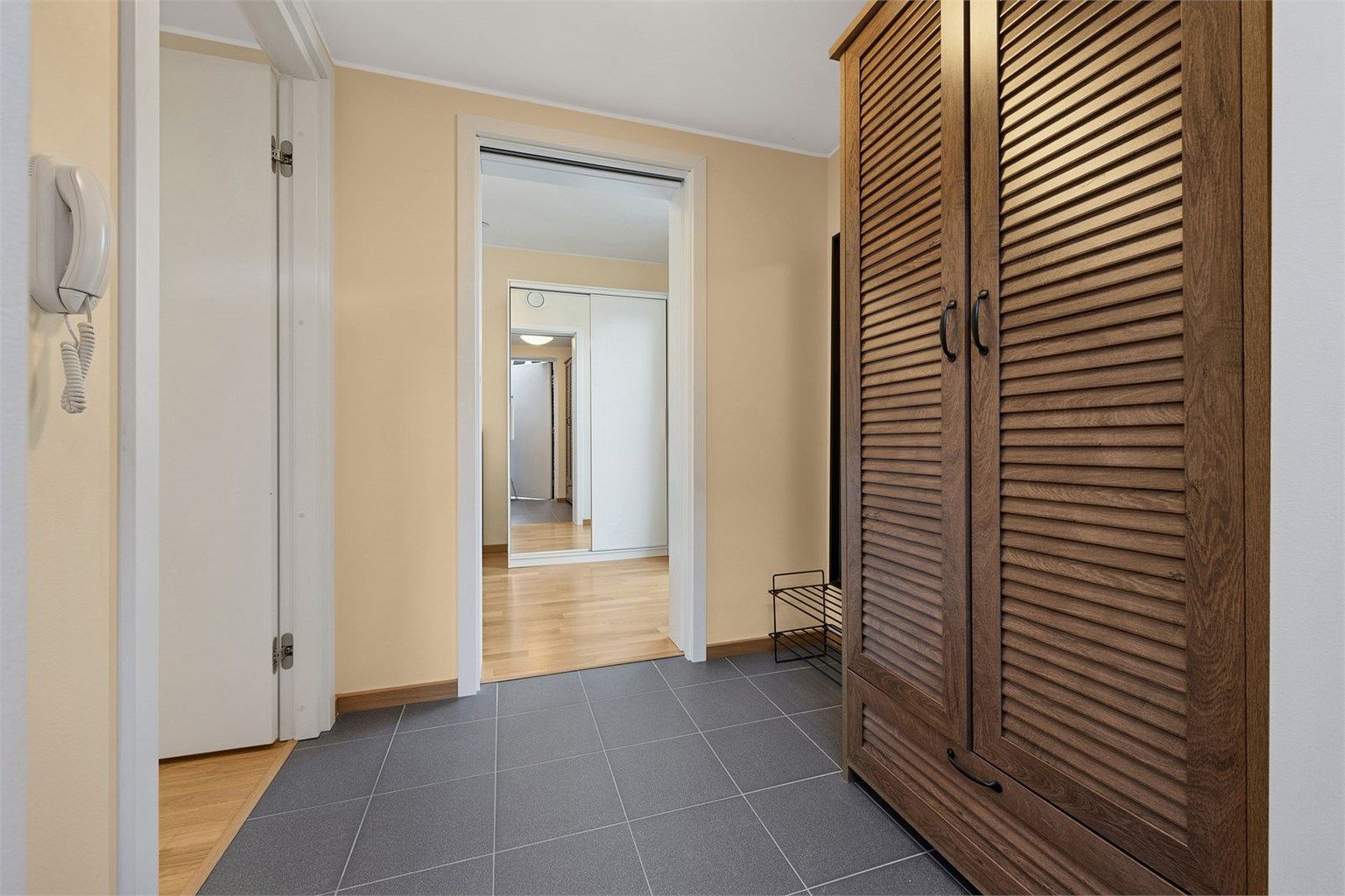 Innbydende gang med plass til å henge fra seg yttertøy.