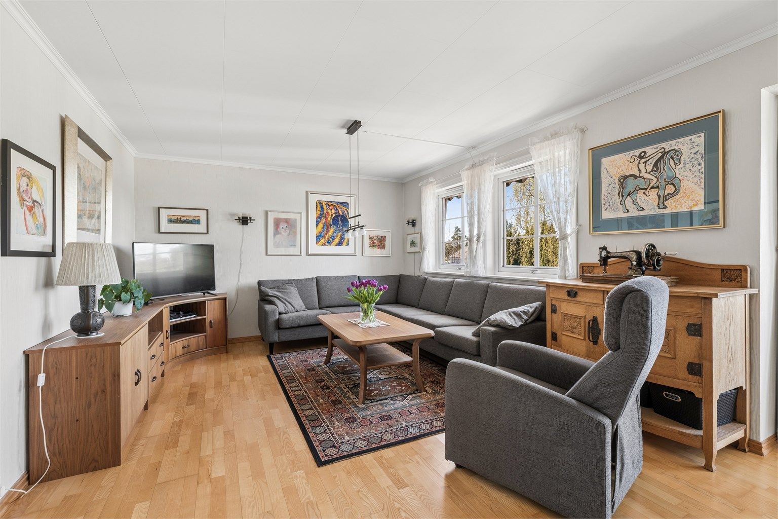 Stuen er romslig og lett å møblere, med plass til en stor sofagruppe.
