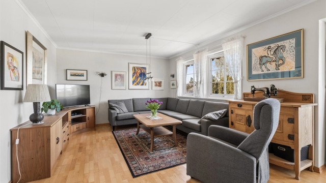 Stuen er romslig og lett å møblere, med plass til en stor sofagruppe.