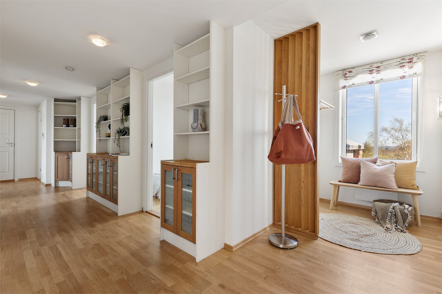 Stor entré med god plass til garderobeskap for oppbevaring av ytterklær og sko. Fra entreen er det tilgang til alle de andre rommene i leiligheten.