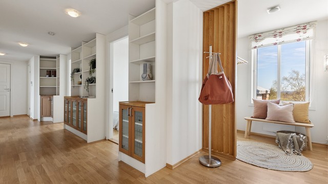 Stor entré med god plass til garderobeskap for oppbevaring av ytterklær og sko. Fra entreen er det tilgang til alle de andre rommene i leiligheten.