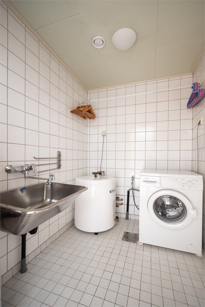 Eget vaskerom med flislagt gulv med gulvvarme, utslagsvask og opplegg for vaskemaskin. Vaskemaskin medfølger.