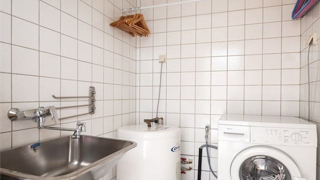 Eget vaskerom med flislagt gulv med gulvvarme, utslagsvask og opplegg for vaskemaskin. Vaskemaskin medfølger.