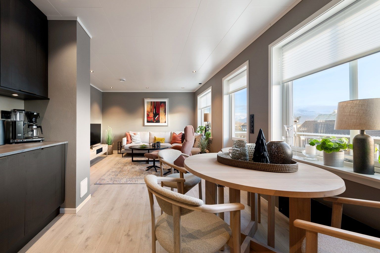 Godt med lysinnslipp fra vinduene. Hyggelig med spiseplass ved kjøkkenvinduet