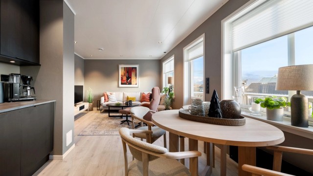 Godt med lysinnslipp fra vinduene. Hyggelig med spiseplass ved kjøkkenvinduet