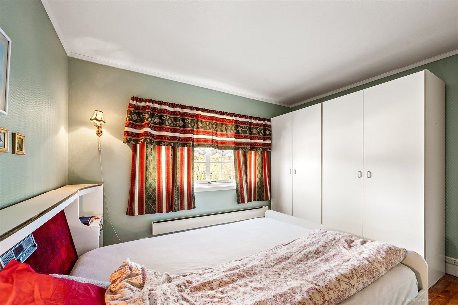 Også dette soverommet har heltre gulvbord og godt med plass for oppbevaring.