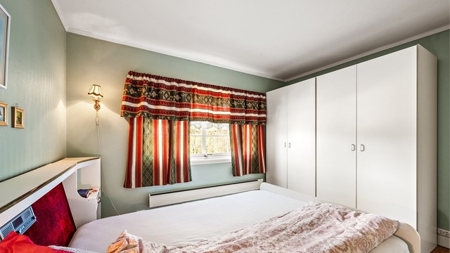 Også dette soverommet har heltre gulvbord og godt med plass for oppbevaring.