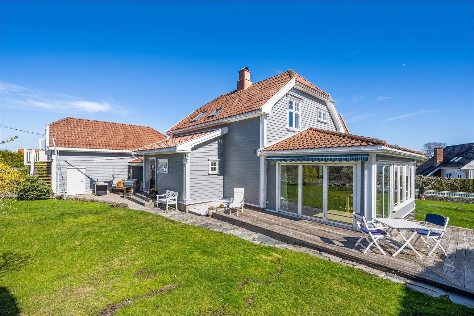Eiendommen har en stor og pent opparbeidet hage med plen og beplantning.