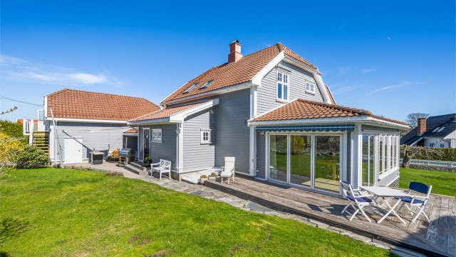 Eiendommen har en stor og pent opparbeidet hage med plen og beplantning.