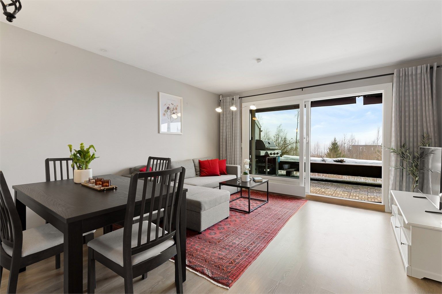 Lys og hyggelig stue med plass til sofagruppe og spisebord