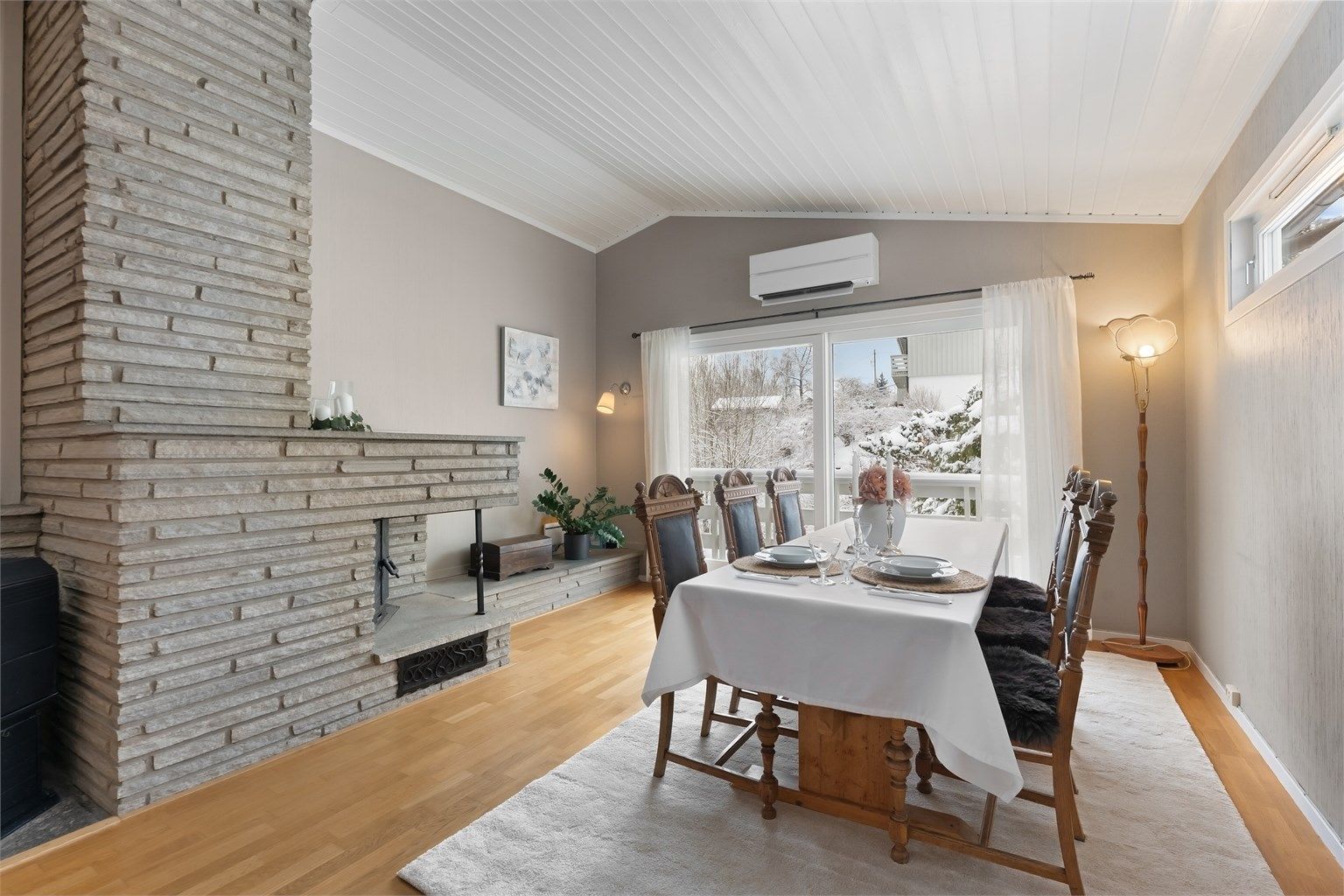 Fra spisestuen er det direkte utgang via skyvedør til den overbygde terrassen.