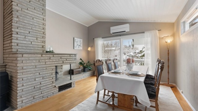 Fra spisestuen er det direkte utgang via skyvedør til den overbygde terrassen.