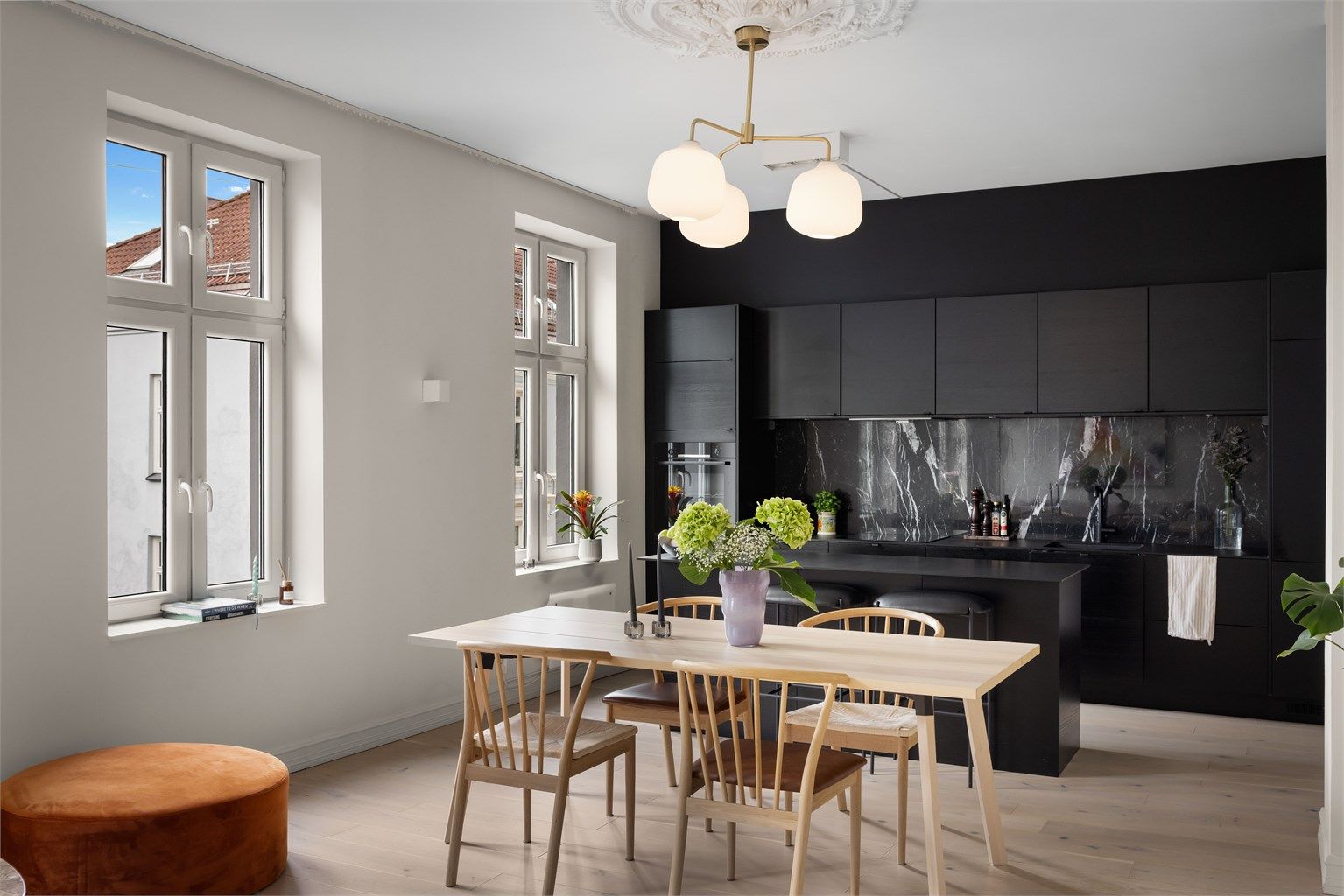 En strøken, gjennomført og pen 4-roms leilighet med attraktiv beliggenhet på Bislett i en rolig gate. 